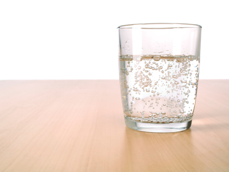 Un bicchiere di acqua gassata su un tavolo
